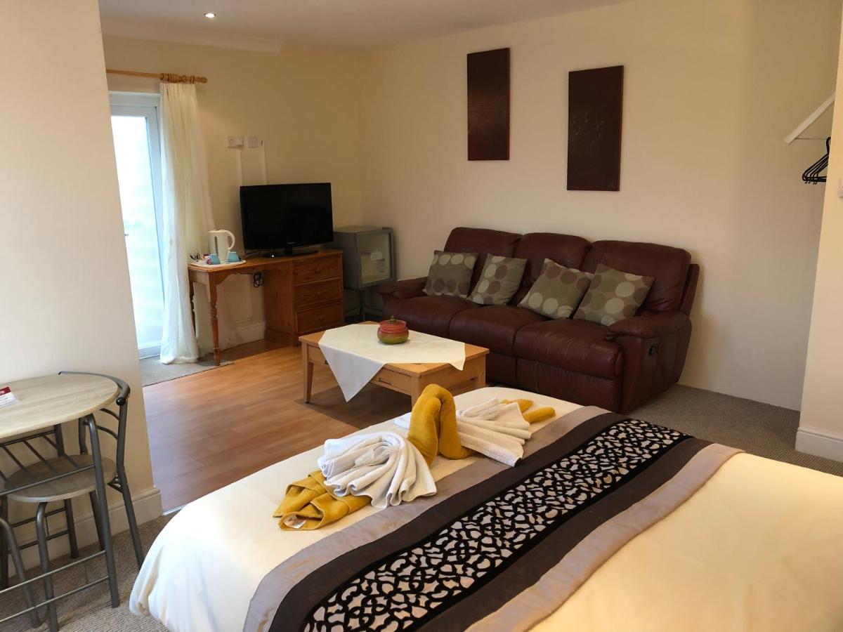 Hogwarts Bed And Continental Breakfast Villa Sheerness Exterior photo